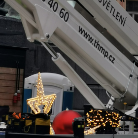 Na Staroměstském náměstí už je vánoční strom.