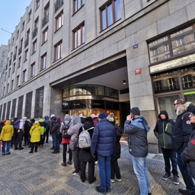 Fronty se táhly celou Prahou.