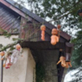 Dům oběšených panenek.