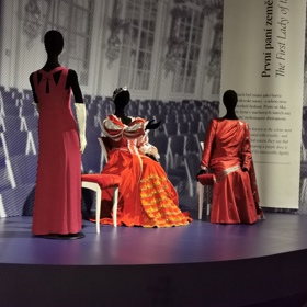 Národní muzeum otevírá výstavu První dámy – móda a styl.