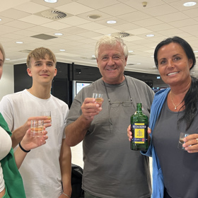 Eva a Vašek na letišti s jejich dcerou Evičkou. 