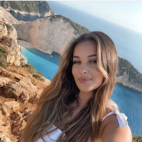 Adéla vypadá šťastně. 