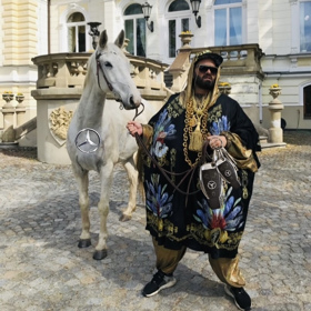 Jiří Burián vystupuje jako Kapitán Demo.