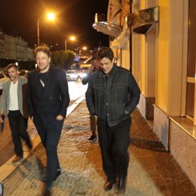 Jedna z největších hvězd letošního ročníku Benicio del Toro si noční centrum velmi užívá. 