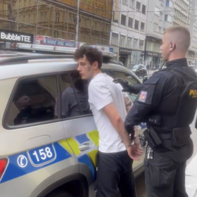 Policie si pro něj přijela až na hotelový pokoj. K zadržení došlo zatím z neznámých důvodů, rapper byl po pár hodinách propuštěn. 