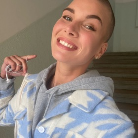 Žaneta si po návratu domů oholila hlavu.