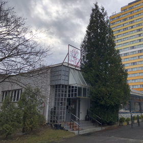 Klub je přímo uprostřed sídliště.