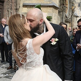 Svatba proběhla na Staroměstské radnici v Praze. Byla plná známých osobností nejen ze světa MMA. 