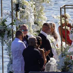 Paní Vémolová září štěstím. 