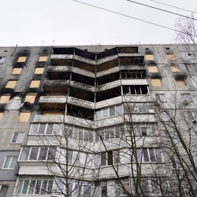 Panelák, který dostal přímý zásah.