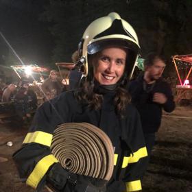 Jana Bernášková jako hasička v seriálu Co ste hasiči.