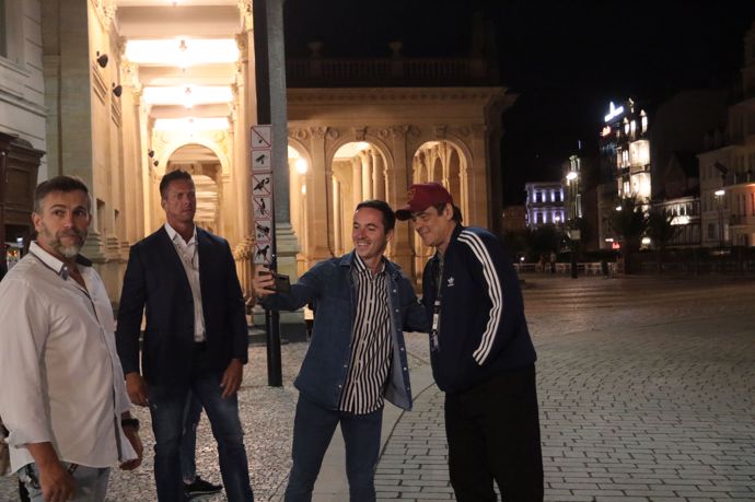 Benicio del Toro nechal hollywoodské manýry za branami Karlových Varů. Po párty vyrazil na procházku kolonádou, během které si užíval odborného výkladu a hlavně se podepisoval a fotil se všemi svými fanoušky. 