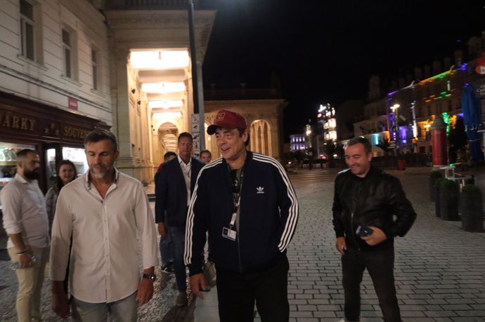 Benicio del Toro nechal hollywoodské manýry za branami Karlových Varů. Po párty vyrazil na procházku kolonádou, během které si užíval odborného výkladu a hlavně se podepisoval a fotil se všemi svými fanoušky. 