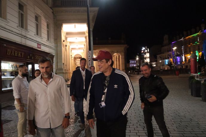 Benicio del Toro nechal hollywoodské manýry za branami Karlových Varů. Po párty vyrazil na procházku kolonádou, během které si užíval odborného výkladu a hlavně se podepisoval a fotil se všemi svými fanoušky. 