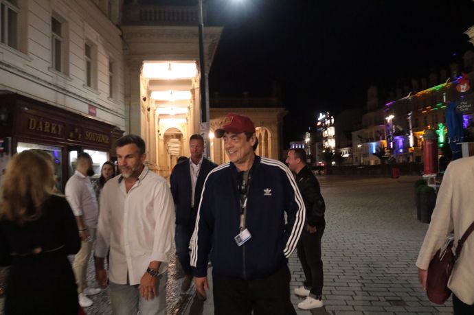 Benicio del Toro nechal hollywoodské manýry za branami Karlových Varů. Po párty vyrazil na procházku kolonádou, během které si užíval odborného výkladu a hlavně se podepisoval a fotil se všemi svými fanoušky. 
