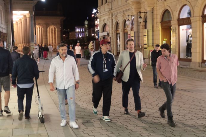 Benicio del Toro nechal hollywoodské manýry za branami Karlových Varů. Po párty vyrazil na procházku kolonádou, během které si užíval odborného výkladu a hlavně se podepisoval a fotil se všemi svými fanoušky. 