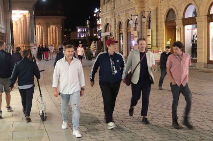 Benicio del Toro nechal hollywoodské manýry za branami Karlových Varů. Po párty vyrazil na procházku kolonádou, během které si užíval odborného výkladu a hlavně se podepisoval a fotil se všemi svými fanoušky. 