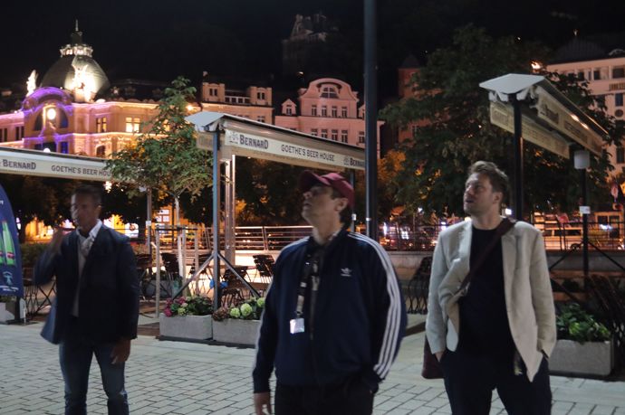 Benicio del Toro nechal hollywoodské manýry za branami Karlových Varů. Po párty vyrazil na procházku kolonádou, během které si užíval odborného výkladu a hlavně se podepisoval a fotil se všemi svými fanoušky. 
