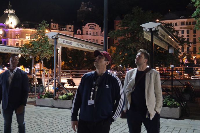 Benicio del Toro nechal hollywoodské manýry za branami Karlových Varů. Po párty vyrazil na procházku kolonádou, během které si užíval odborného výkladu a hlavně se podepisoval a fotil se všemi svými fanoušky. 