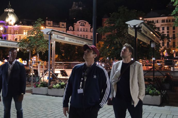 Benicio del Toro nechal hollywoodské manýry za branami Karlových Varů. Po párty vyrazil na procházku kolonádou, během které si užíval odborného výkladu a hlavně se podepisoval a fotil se všemi svými fanoušky. 