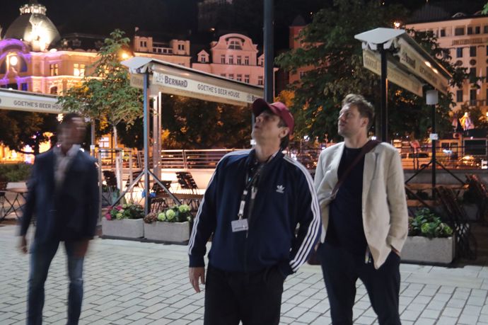 Benicio del Toro nechal hollywoodské manýry za branami Karlových Varů. Po párty vyrazil na procházku kolonádou, během které si užíval odborného výkladu a hlavně se podepisoval a fotil se všemi svými fanoušky. 