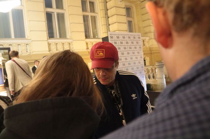 Benicio del Toro nechal hollywoodské manýry za branami Karlových Varů. Po párty vyrazil na procházku kolonádou, během které si užíval odborného výkladu a hlavně se podepisoval a fotil se všemi svými fanoušky. 