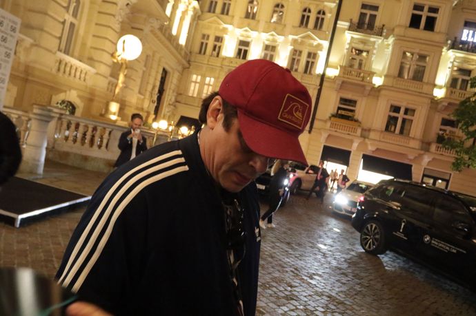 Benicio del Toro nechal hollywoodské manýry za branami Karlových Varů. Po párty vyrazil na procházku kolonádou, během které si užíval odborného výkladu a hlavně se podepisoval a fotil se všemi svými fanoušky. 