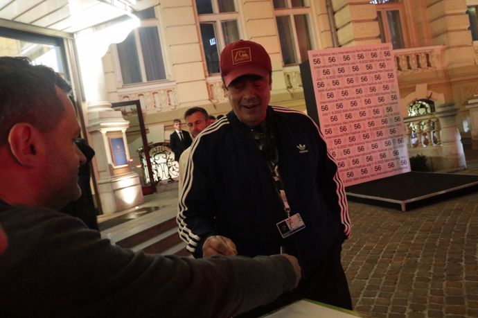 Benicio del Toro nechal hollywoodské manýry za branami Karlových Varů. Po párty vyrazil na procházku kolonádou, během které si užíval odborného výkladu a hlavně se podepisoval a fotil se všemi svými fanoušky. 