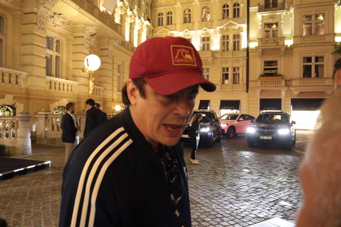 Benicio del Toro nechal hollywoodské manýry za branami Karlových Varů. Po párty vyrazil na procházku kolonádou, během které si užíval odborného výkladu a hlavně se podepisoval a fotil se všemi svými fanoušky. 
