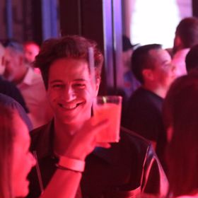 Milan Peroutka doslova zářil. Může za to Denisa Grossová, se kterou strávil značnou část večera? Podívejte se, jak jim to spolu slušelo. 