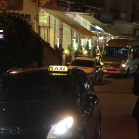 Pár se spokojil s taxikem.