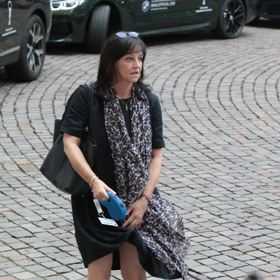 Tereza Brodská přijela s pejskem.