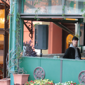 Místo na červený koberec vyrazili na pivo do nedaleko hospody. 