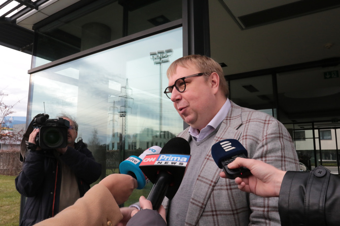 Aleš Juchelka rozdával před štábem rozhovory. 