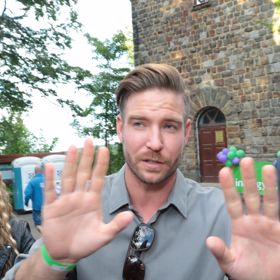 Vladimír Polívka dorazil na párty, která byla plná novinářů, a nechtěl se fotit. 