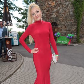 Veronika oblékla rudé šaty.