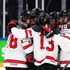 Hokejisté Kanady se radují z gólu proti Finům ve finále MS 2022.