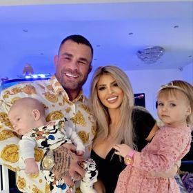 Karlos Vémola se svou krásnou rodinou.