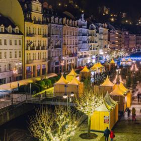 Centrem vánočních trhů v Karlových Varech je Mlýnská kolonáda.