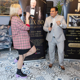 Anička zazpíval na tiskovce Felixe Slováčka.