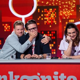 Jakub Prachař se snaží Ondřeji Brzobohatému zacpat pusu.