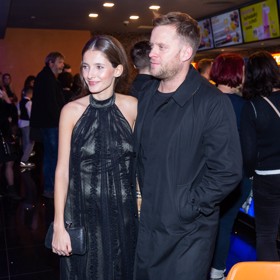 Pár ochotně pózoval fotografům.