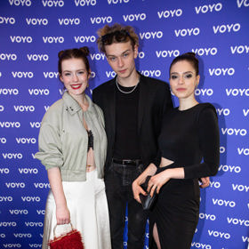 Sára Korbelová a Leona Skleničková se svým seriálovým spolužákem Tomase Seanem Pšeničkou. 