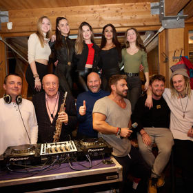 Felix si nenechá ujít žádnou party.