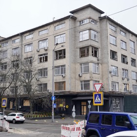 Tlaková vlna zasáhla i domy v okolí.