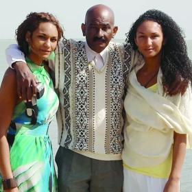 Lejla Abbasová se sestrou a otcem během jejich setkání po 30 letech. 