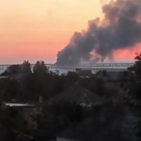 Krčský most, který spojuje Rusko s okupovaným Krymem hoří.