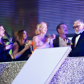 Liev Schreiber dorazil na festival sice se značným zpozděním, i tak na sebe ale strhl pozornost.