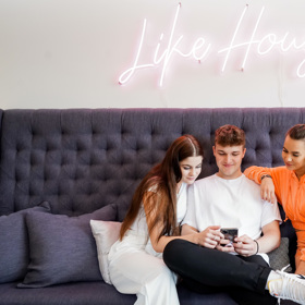 Svou fyzickou zdatnost si například otestují v lanovém centru.