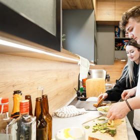 Tomi a Jenis se do jejich sporu nechtějí plést, zároveň je tyhle žabomyší války baví. 